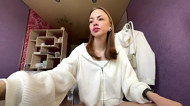 SofiaSmiles online show from October 5, 2025, 5:39 am