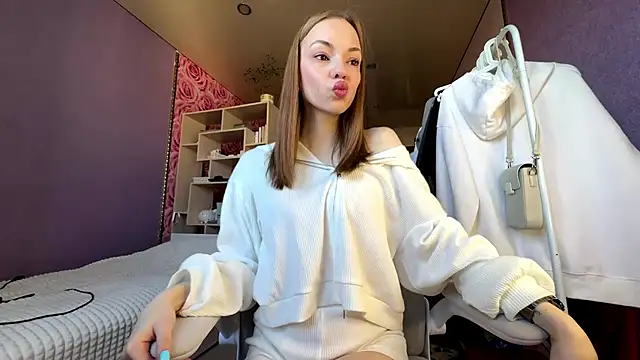SofiaSmiles online show from October 6, 2025, 5:05 am