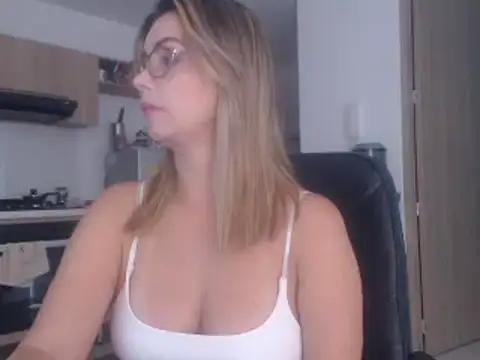 LovePaula online show from February 16, 2025, 9:38 pm