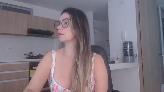 Snapshot of LovePaula chatting on July 9, 2026, 12:31 pm LovePaula online show from July 9, 2026, 12:31 pm