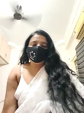 Snapshot of Charm_Queen chatting on February 11, 2026, 3:39 pm Charm Queen online show from February 11, 2026, 3:39 pm