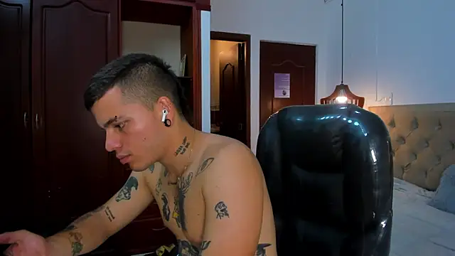 wildthor26 online show from September 29, 2025, 4:06 am