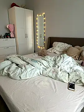 Snapshot of LinaViam chatting on October 8, 2025, 8:12 am LinaViam online show from October 8, 2025, 8:12 am