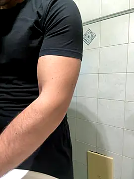 Snapshot of giovan2020 chatting on November 17, 2025, 10:48 pm giovan2020 online show from November 17, 2025, 10:48 pm