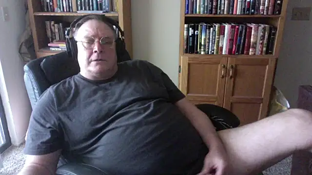 Snapshot of Vinyl22@xh chatting on July 26, 2026, 9:43 pm Vinyl22xh online show from July 26, 2026, 9:43 pm