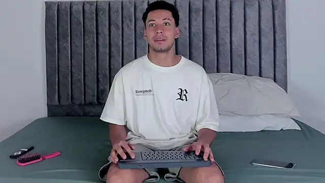 Snapshot of aroncooper1 chatting on October 2, 2025, 12:23 pm aroncooper1 online show from October 2, 2025, 12:23 pm