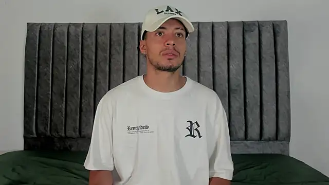 Snapshot of aroncooper1 chatting on October 7, 2025, 11:40 am aroncooper1 online show from October 7, 2025, 11:40 am