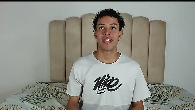 Snapshot of aroncooper1 chatting on October 29, 2025, 5:10 am aroncooper1 online show from October 29, 2025, 5:10 am