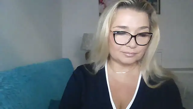 Myrienna online show from September 30, 2025, 7:41 pm