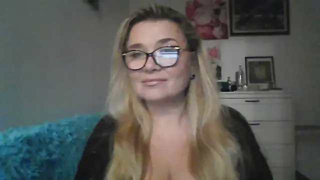 Myrienna online show from October 3, 2025, 10:40 pm