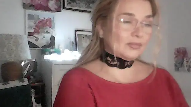 Myrienna online show from November 24, 2025, 8:19 pm