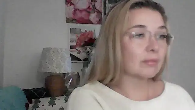 Myrienna online show from December 16, 2025, 10:48 pm