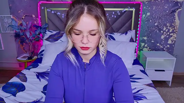 Snapshot of KellyHayden chatting on October 3, 2025, 10:23 am KellyHayden online show from October 3, 2025, 10:23 am