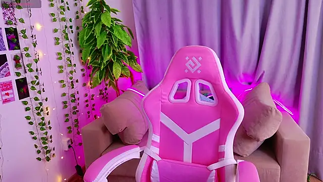 Snapshot of KellyHayden chatting on November 16, 2025, 4:23 pm KellyHayden online show from November 16, 2025, 4:23 pm