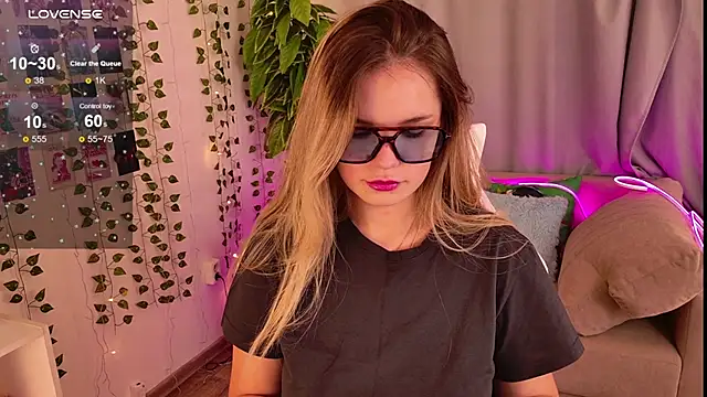 Snapshot of KellyHayden chatting on November 22, 2025, 1:32 pm KellyHayden online show from November 22, 2025, 1:32 pm