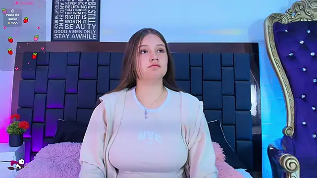 Krystal Heartss online show from November 6, 2025, 5:14 pm