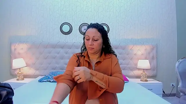 VaniaRose online show from November 13, 2025, 1:10 pm