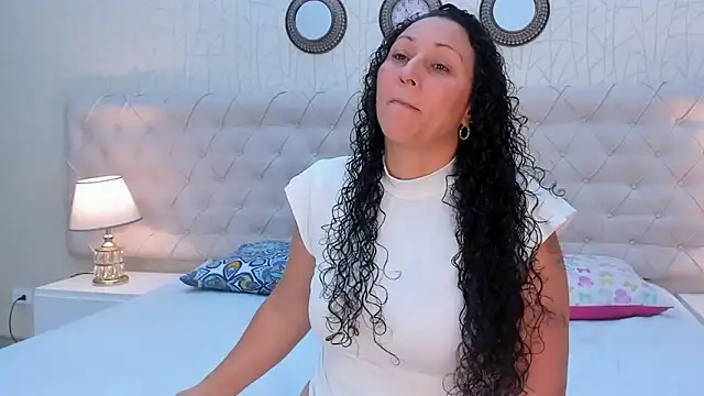 VaniaRose online show from November 22, 2025, 1:10 pm