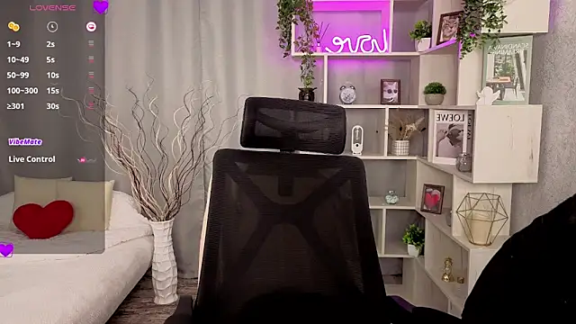 Snapshot of DreamVelour chatting on November 18, 2025, 8:24 pm DreamVelour online show from November 18, 2025, 8:24 pm