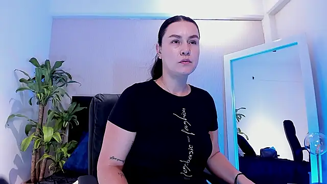 Iris Parkerr online show from December 15, 2025, 11:58 am