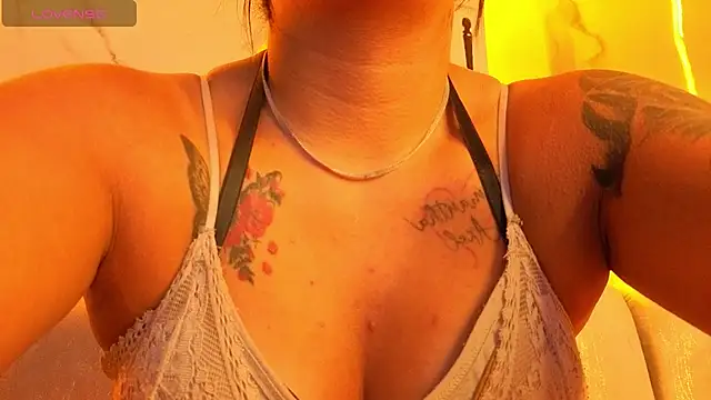 Snapshot of Samy_Queen_Tx chatting on October 15, 2025, 3:12 pm Samy Queen Tx online show from October 15, 2025, 3:12 pm