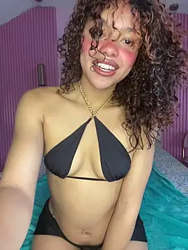 PrettyLia online show from November 18, 2025, 7:40 pm