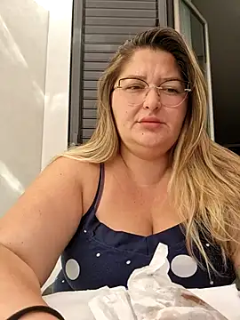 Snapshot of HornyBella88 chatting on October 19, 2025, 8:15 am HornyBella88 online show from October 19, 2025, 8:15 am