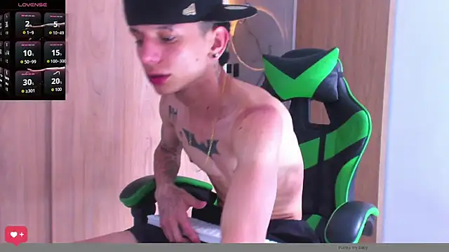 Snapshot of Skinny_batman chatting on October 20, 2025, 12:38 pm Skinny batman online show from October 20, 2025, 12:38 pm