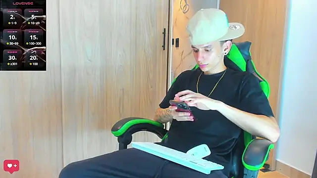 Snapshot of Skinny_batman chatting on November 8, 2025, 4:01 am Skinny batman online show from November 8, 2025, 4:01 am