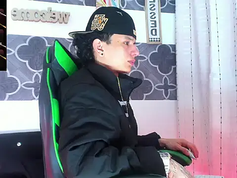 Snapshot of Skinny_batman chatting on December 2, 2025, 11:00 pm Skinny batman online show from December 2, 2025, 11:00 pm