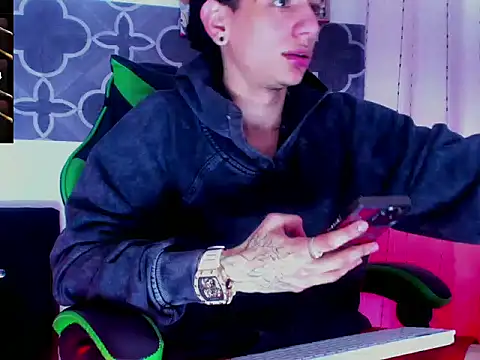 Snapshot of Skinny_batman chatting on December 3, 2025, 10:30 pm Skinny batman online show from December 3, 2025, 10:30 pm