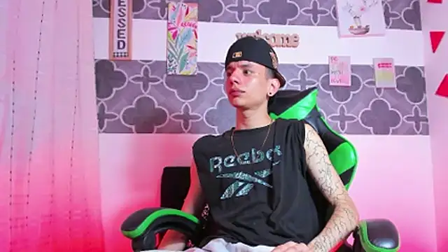 Snapshot of Skinny_batman chatting on December 19, 2025, 11:56 pm Skinny batman online show from December 19, 2025, 11:56 pm