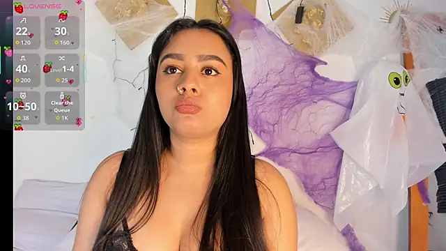 CharlottePetitte online show from November 4, 2025, 8:30 pm