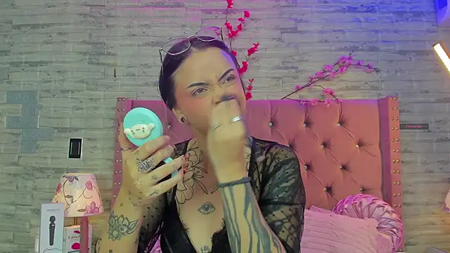 NaiaWhisper online show from November 16, 2025, 2:22 pm