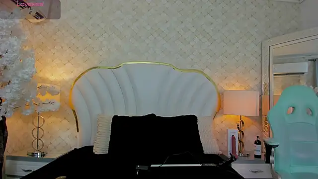 NaiaWhisper online show from February 13, 2026, 5:47 am