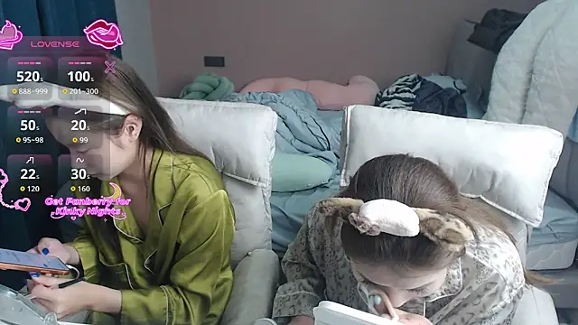 Snapshot of redrose520 chatting on December 21, 2025, 12:12 pm redrose520 online show from December 21, 2025, 12:12 pm