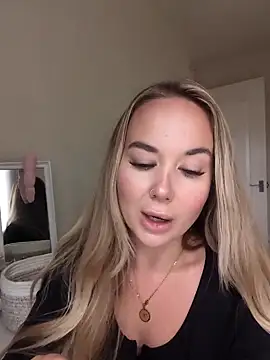 Snapshot of BarbieDolly_x chatting on September 24, 2025, 10:40 am BarbieDolly x online show from September 24, 2025, 10:40 am