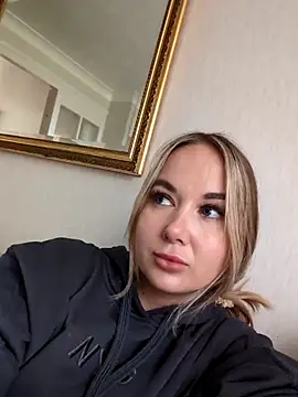 Snapshot of BarbieDolly_x chatting on October 13, 2025, 3:12 pm BarbieDolly x online show from October 13, 2025, 3:12 pm