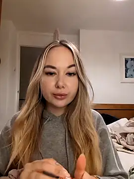 Snapshot of BarbieDolly_x chatting on November 4, 2025, 4:50 pm BarbieDolly x online show from November 4, 2025, 4:50 pm