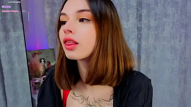 LunaraRada online show from November 11, 2025, 3:23 pm