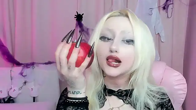 JuliaSharkk online show from October 31, 2025, 4:52 pm