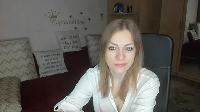 Tiffany Bates online show from December 15, 2025, 3:33 am