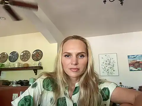 Snapshot of Tovireya chatting on October 23, 2025, 5:55 pm Tovireya online show from October 23, 2025, 5:55 pm