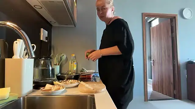 Snapshot of Miravynn chatting on February 21, 2026, 5:08 am Miravynn online show from February 21, 2026, 5:08 am