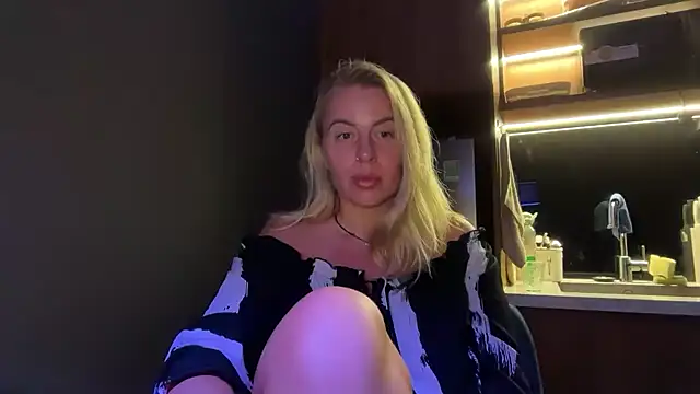 Snapshot of Miravynn chatting on February 25, 2026, 5:00 pm Miravynn online show from February 25, 2026, 5:00 pm