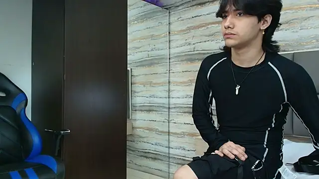 Snapshot of Lovers_21 chatting on April 3, 2026, 4:10 am Lovers 21 online show from April 3, 2026, 4:10 am