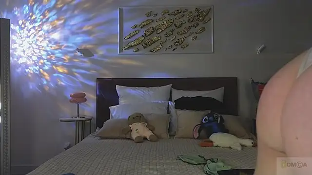 Nicole Broown  online show from November 21, 2025, 8:51 pm