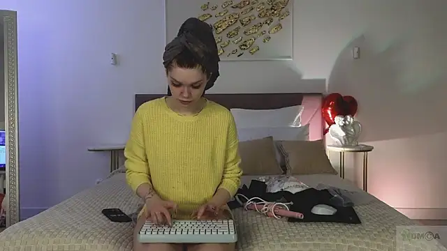 Nicole Broown  online show from March 1, 2026, 8:55 pm