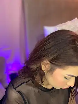 Mia Valmont online show from October 23, 2025, 11:42 am