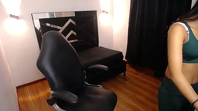 MarianaRojas  online show from December 21, 2025, 3:46 am